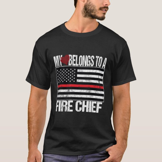 Red Line Flag mein Herz gehört zu einem Feuerwehrm T-Shirt (Vorderseite)