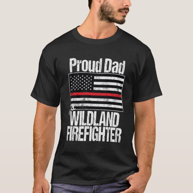 Red Line Flag Proud Vater eines Wildland-Feuerwehr T-Shirt (Vorderseite)