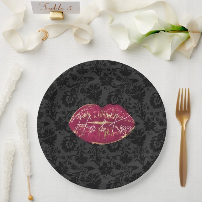 Red Lips Kiss Black Floral Pappteller (Hochzeit)