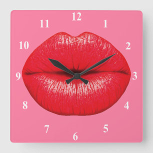 Red Lipstick big pop art lips on girly pink Quadratische Wanduhr