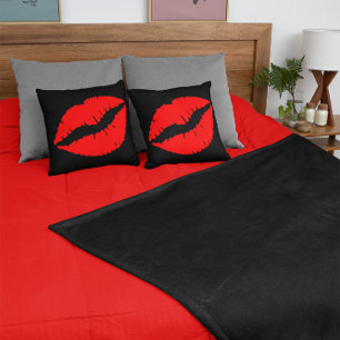 Red Lipstick Kiss auf schwarz Kissen