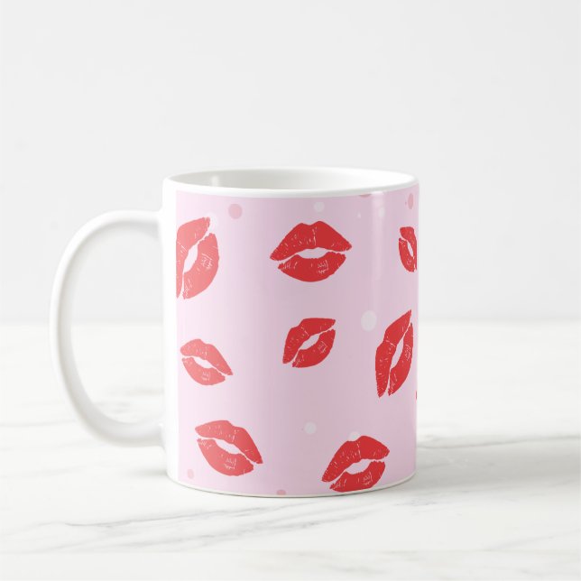 Red Lipstick Kisses auf rosa Hintergrundemuster Kaffeetasse (Links)