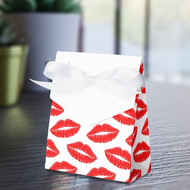 Red Lipstick Kisses Valentine's Day Gefälligkeitsb Geschenkschachtel (Lots of lovely red kisses on this favor box. Perfect for valentine's day treats)