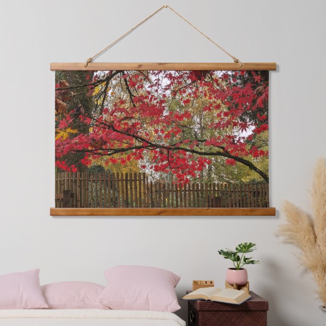 Red Maple Leaves and Bamboo Fence Photo Wandteppich Mit Holzrahmen (Schlafzimmer)