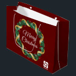 Red Merry Christmas Wreath Custom Business-Logo Große Geschenktüte<br><div class="desc">Diese schöne Firma Weihnachten große Geschenktasche ist mit Ihrem Firmenlogo in einem festlichen Heiligen Beerenkrez mit goldener Garlandumhüllung auf einem roten Hintergrund. Zeitgenössische Geschenkpackung für Ihre Kunden oder Firmenmitarbeiter Geschenke.</div>