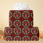 Red Merry Christmas Wreath Custom Company Logo Geschenkpapier<br><div class="desc">Dieses wunderschöne Weihnachtspapier aus dem Weihnachtsgeschäft wird mit Ihrem Firmenlogo in einem festlichen Heiligen Beerenkranz mit goldener Garlandumhüllung auf rotem Hintergrund gefertigt. Zeitgenössische Geschenkpackung für Ihre Kunden oder Firmenmitarbeiter Geschenke.</div>
