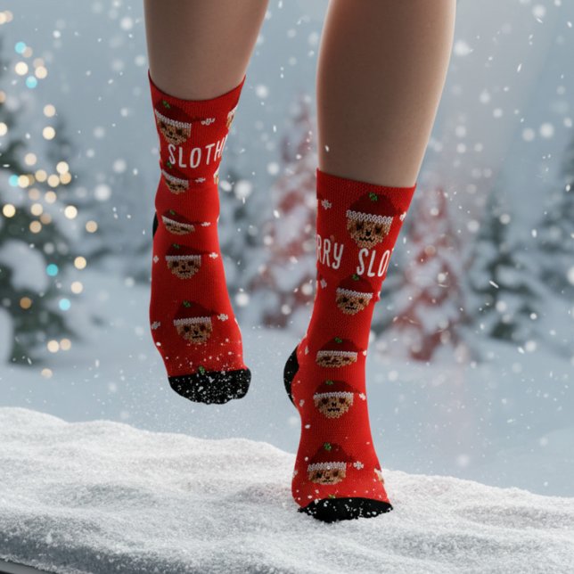 Red Merry Slothmas Weihnachtssocken Socken (Santa Sloth is coming to your feet this Slothmas. Perfect socks for dashing through the snow!)