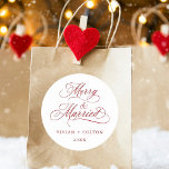 Red Merry & Verheiratet New Weds Erstes Weihnachts Runder Aufkleber<br><div class="desc">Elegantes und romantisches Wirbles Kalligrafieschrift "Merry & Verheiratet" mit Namen und Jahr. Für eine weiter gehende Anpassung dieses Designs klicken Sie bitte auf den BUTTON BLAU DESIGN TOOL oben!</div>
