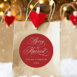 Red Merry & Verheiratet New Weds Erstes Weihnachts Runder Aufkleber<br><div class="desc">Elegantes und romantisches Wirbles Kalligrafieschrift "Merry & Verheiratet" mit Namen und Jahr. Für eine weiter gehende Anpassung dieses Designs klicken Sie bitte auf den BUTTON BLAU DESIGN TOOL oben!</div>