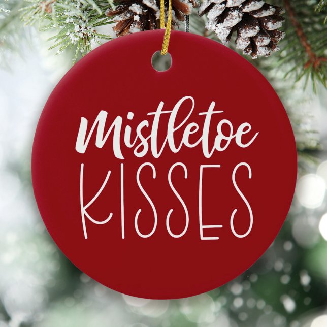 Red Mistletoe Kisses Neuwarmes Foto Weihnachten Keramik Ornament (A cute newlywed photo ornament, Add your photo and names on the back.)