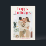 Red Modern Custom Foto Frohes Weihnachten Minimali<br><div class="desc">Freuen Sie sich auf diese stilvolle Happy Holidays Card mit fett rotem Text auf einem warmen cremefarbenen Hintergrund. Dieses minimalistische Design ist elegant und zeitlos, ideal, um saisonale Grüße mit einer modernen Drehung zu senden. Personalisieren Sie mit Ihrem Familiennamen eine persönliche Touch, um festliche Wünsche mit Freunden, Familie und Kollegen...</div>