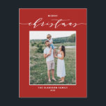 Red Modern Mix Typografie Frohe Weihnachts-Foto Feiertagspostkarte<br><div class="desc">Frohe Weihnachten! Senden Sie Weihnachten Wünsche an Familie und Freunde mit dieser anpassbaren,  modernen Weihnachtspostkarte. Es zeichnet sich durch ein elegantes Drehbuch und eine einfache Typografie aus. Personalisieren Sie dieses Foto Weihnachts-Postkarte durch Hinzufügen von Namen und ein Foto. Diese rote Weihnachtskarte ist auf anderen Karton und Farben erhältlich.</div>