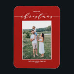 Red Modern Mix Typografie Frohe Weihnachts-Foto Magnet<br><div class="desc">Frohe Weihnachten! Mit diesem anpassbaren,  modernen Weihnachtsmagneten senden Sie Weihnachtswünsche an Familie und Freunde. Es zeichnet sich durch ein elegantes Drehbuch und eine einfache Typografie aus. Personalisieren Sie dieses Foto Weihnachtskarte durch Hinzufügen von Namen und ein Foto. Dieser rote Weihnachtsmagnet ist auf anderen Karton und Farben erhältlich.</div>