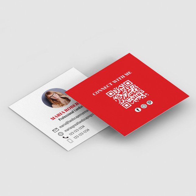 Red Modern QR Code Social Media Foto Quadratische Visitenkarte (Minimalist modern square simple red business card.)