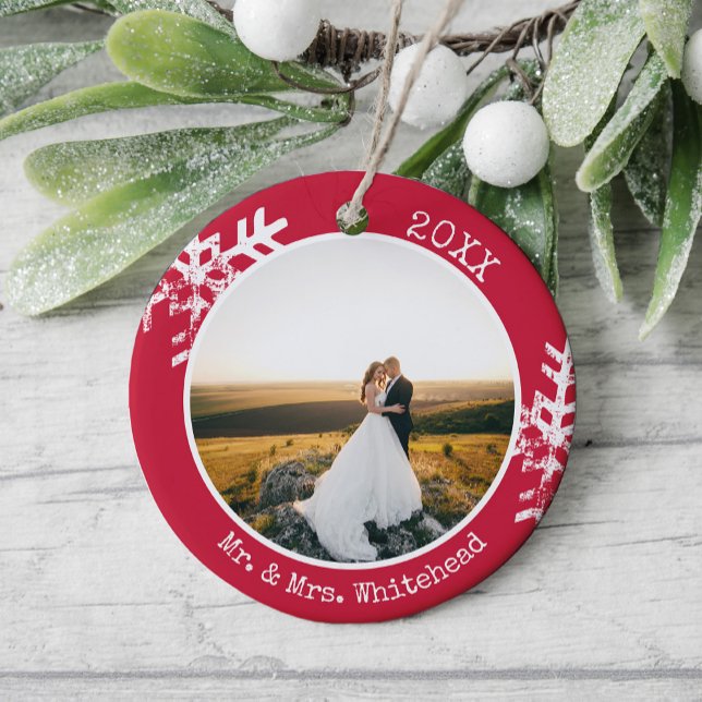 Red Newlywed Snowflake 1 Weihnachten Keramik Ornament (Rustic snowflake newlywed holiday keepsake photo ornament perfect for gifts to bring joy to others.)