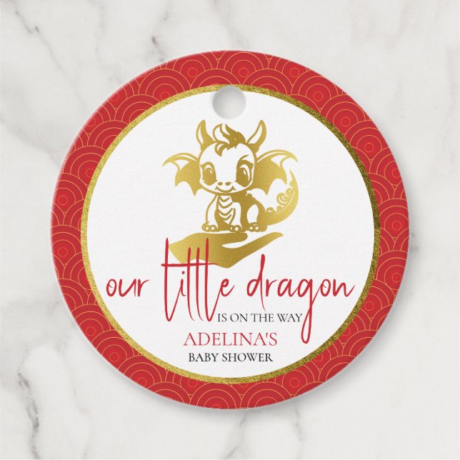 Red Niedlich Little Dragon ist auf dem Weg Babydus Geschenkanhänger (Vorderseite)