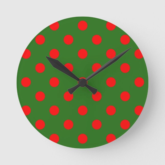 Red On Green Polka Dots Pattern Design  Runde Wanduhr (Vorderseite)
