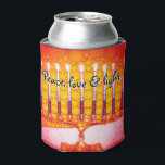 Red Orange Hanukkah Menorah Peace Liebe Light Küns Dosenkühler<br><div class="desc">"Frieden, Liebe und Licht." Ein Kalligrafieschrift-Zitat, das eine nahe Foto-Illustration einer hellen, farbenfrohen, rot-orange-gelben künstlerischen Menorah überlagert, hilft Ihnen, den Urlaub von Hanukkah stilvoll einzuleiten. Genießen Sie die Wärme und die Freude an der Urlaubssaison, wann immer Sie sich mit Ihrem Lieblingsgetränk entspannen. Dieses atemberaubende, farbenfrohe Hanukka kann kühler werden. Personalisieren...</div>