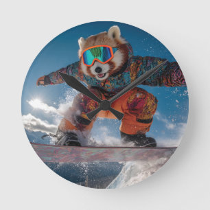 Red Panda Snowboarden in einem farbenfrohen Snowsu Runde Wanduhr