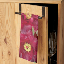 Red Peony mit Foliage auf dunkelrotem Hintergrund Geschirrtuch