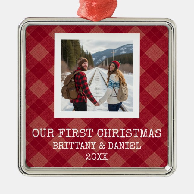 Red Plaid Our First Christmas Ornament Aus Metall (Vorne)