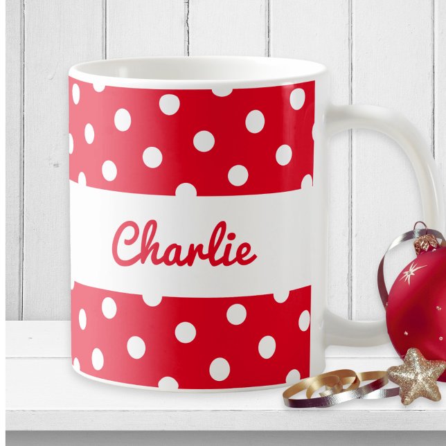 Red Polka Dot Pattern Stilvolle Personalisierte Kü Kaffeetasse (A personalized, red and white mug with polka dots pattern and script typography)