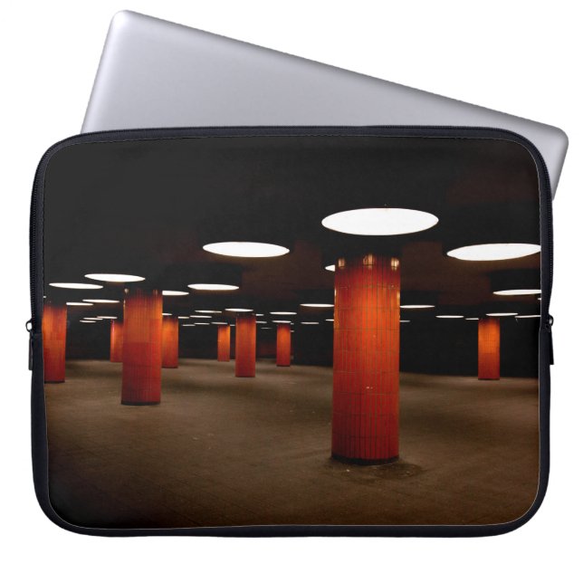 RED POST UNTER CEILLICHT AM NACHT LAPTOPSCHUTZHÜLLE (Vorderseite)