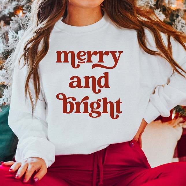 Red Retro Boho Typografie | Merry und Bright Sweatshirt (A stylish Christmas shirt with retro and boho red typography)