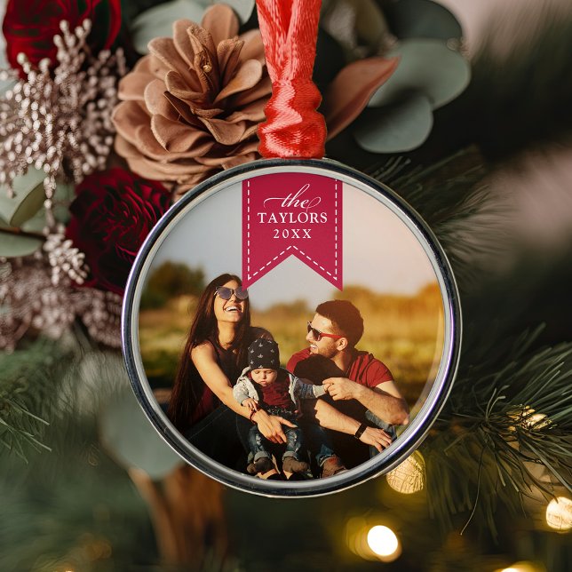 Red Ribbon | Personalisierter Name und Jahr Foto Ornament Aus Metall (Von Creator hochgeladen)