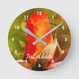 Red Rosebud Close Up Abstract Personalized Runde Wanduhr
