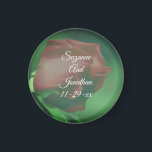 Red Rosenknospe Blume Personalisiert Wedding Magnet<br><div class="desc">Lieblich roter Rosenbud sanft biegen in der Blume des Sonnenlichts Save the Date Hochzeitsankündigung oder bevorzugen Kühlschrank Magnet. Füllen Sie Ihre Informationen in der Vorlage aus. Ändern Sie Text- und Schriftart-Größe, Stil und Farbe, indem Sie auf Anpassen klicken. Dieses Bild ist auf vielen Produkten in meiner Galerie verfügbar. Besuchen Sie...</div>