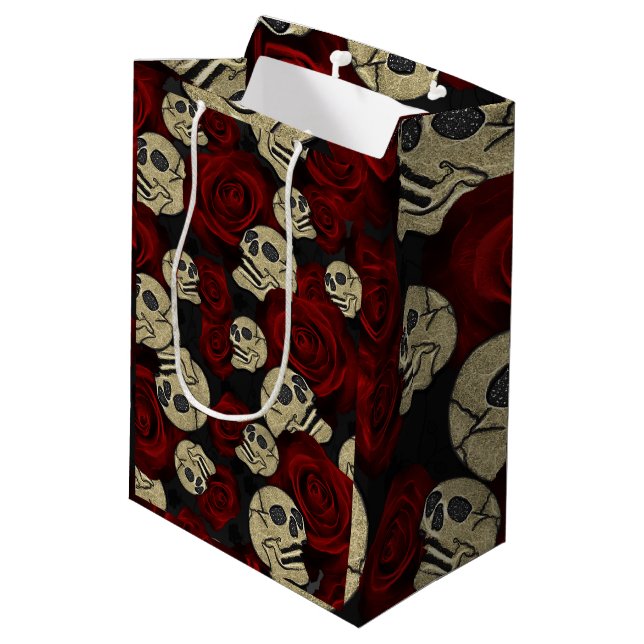 Red Roses & Skulls Grey Black Floral Gothic Mittlere Geschenktüte (Rückseite Schrägansicht)