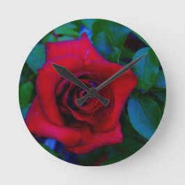 Red Roses with blue tones Runde Wanduhr