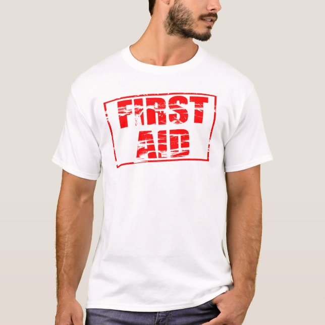 Red rubber stamp effect. First Aid.  T-Shirt (Vorderseite)