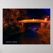 Red Sacred Bridge über einem Fluss bei Night Japan