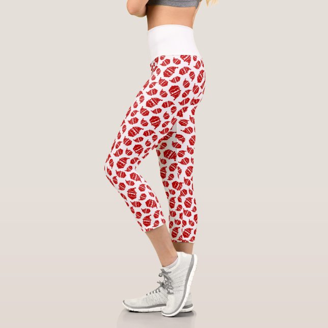 Red Santa Head auf weißem Hintergrund Muster Capri Leggings (Links)