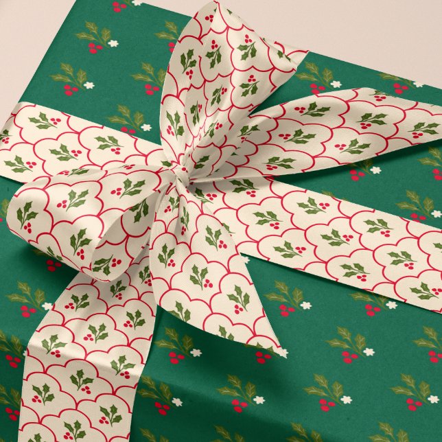 Red Scallop Holly Branch und Berries Weihnachten Satinband (Cream color grand millennial style ribbon with red scallops and festive Christmas holly sprigs)