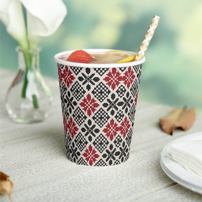 Red Schwarz-weiß Geometric Folk Pattern Pappbecher (In Situ)
