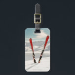 Red Skis Gepäckanhänger<br><div class="desc">Rotes Paar Ski im Schnee | Muriel de Seze | AssetID: 112069373</div>