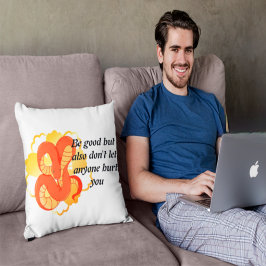 Red Snake on a Golden Blume" | Einzigartig und lux Dekokissen