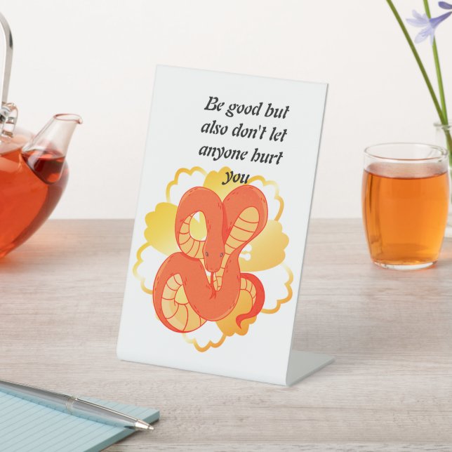 Red Snake on a Golden Blume" | Einzigartig und lux Sockelschild (In SItu)