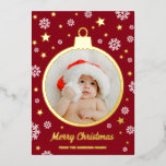 Red Snowflakes Gold Stars Frohe Weihnachtsbauble Folien Feiertagskarte<br><div class="desc">Charmante dunkle Rot- und Goldfolie Frohe Weihnachtsfotokarte mit Ihrem Foto in einer Goldfolie,  umgeben von weißen Schneeflocken und goldenen Folienstars mit Retro-Schriftart.</div>