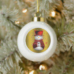 Red Snowman on Gold Christmas Keramik Kugel-Ornament<br><div class="desc">Ein niedlicher Weihnachtsbaumschmuck mit einem Schneemann in rotem Samthut und Weste, Set auf Gold und umgeben von goldenen Sternen, um Ihrem Zuhause in dieser Feriensaison ein wenig festlichen Glanz zu verleihen.</div>