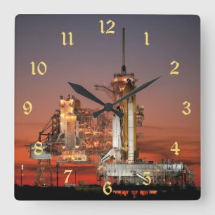 Red Space Shuttle Spaceship Atlantis on Launch Pad Quadratische Wanduhr