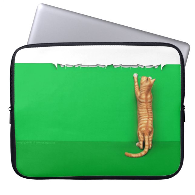 Red tabby cat rips paper laptop sleeve (Vorderseite)