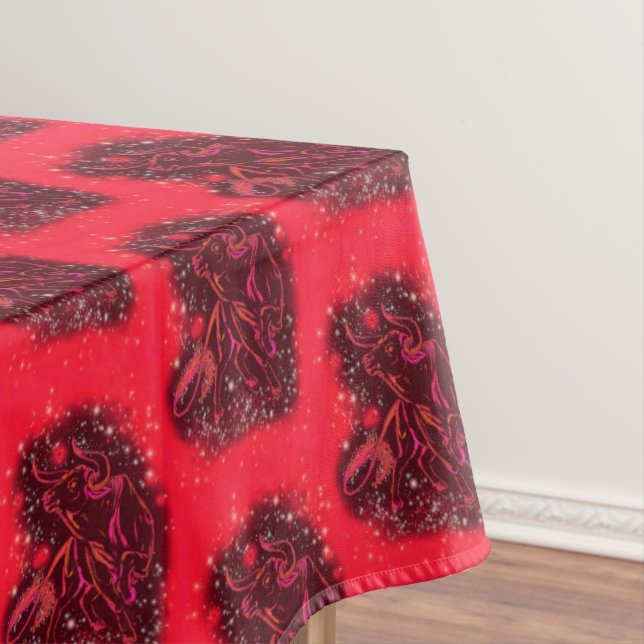 Red Tableclout mit Running Bull in der frühen Nach Tischdecke (Beispiel)