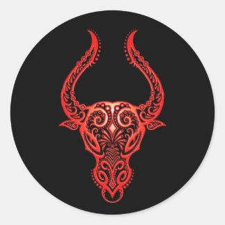 Red Taurus Zodiac auf schwarz Runder Aufkleber