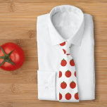 Red Tomato Neck Tie Krawatte<br><div class="desc">Für deinen Mann oder Freund, bekomme diese Krawatte mit rotem Tomatenmuster-Design. Auch ein Koch, ein Bauer oder eine Veggie werden Sie begeistern!</div>