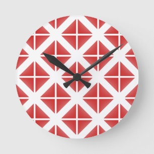 Red Trendy Triangle Pattern Runde Wanduhr