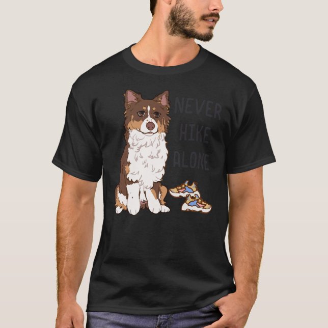 Red tri Australian Shepherd - NIE HIKE ALONE Cla T-Shirt (Vorderseite)
